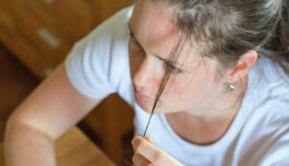 Napper håret og plukker på huden til det blir sår: – Det er veldig skamfullt