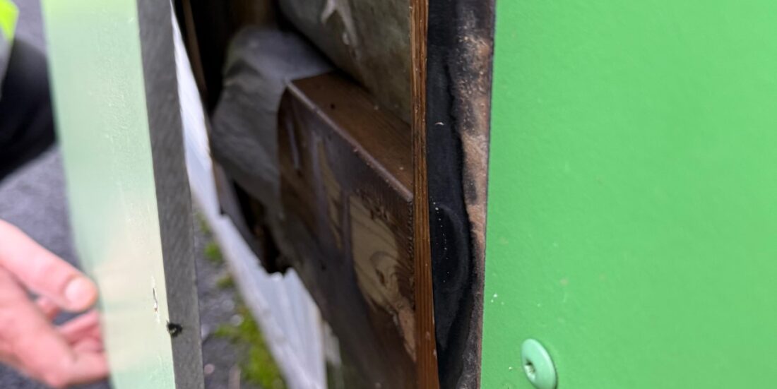 Byggskade pga fukt bak fasadeplater.