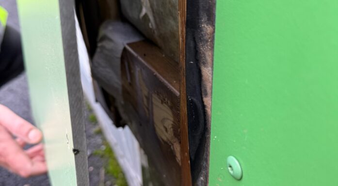 Byggskade pga fukt bak fasadeplater.