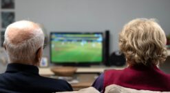 Eldre. Bildet viser et par foran tv-en hjemme.