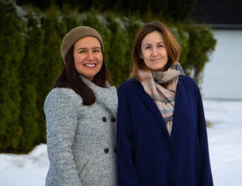 Bilde av to kvinner utendørs. 