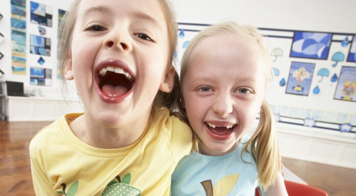 Trivsel. Bildet viser to glade jenter.