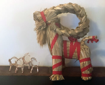 Bilide av geiter laget av halm.