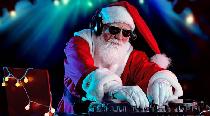 Bildet viser en nisse om DJ