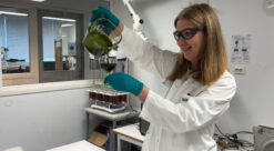 Forsker Rasa Slizyte i SINTEF utnytter råmaterialer som fjær, gressmasse og flis til å produsere larver som igjen blir mat til laksen.