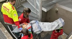 Teamarbeid. Bildet viser en gruppe studenter som bærer en båre opp en vindeltrapp..