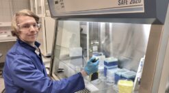 Bakterier. Bildet viser Thorben Reiche i laboratoriet.