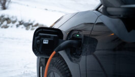 Derfor må du lade elbilen oftere i kulda