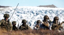 Nato. Bildet viser danske soldater foran snø på Grønland.