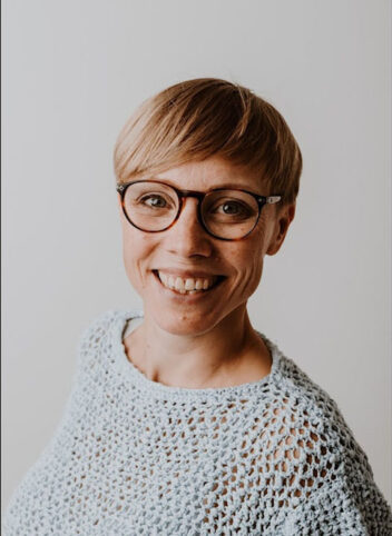 Ung kvinne med kort blondt hår og briller. Bilde til sak om helsepersonell og rusbruk