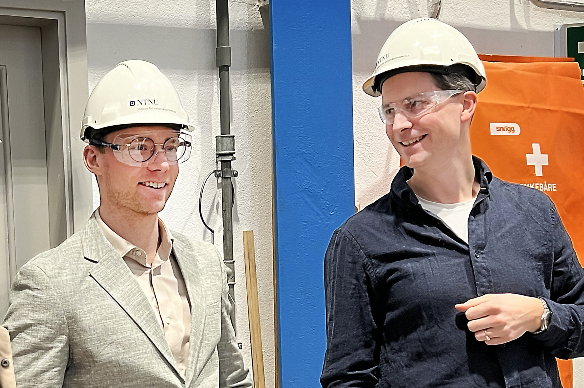 to menn med verneutstyr. Bilde til artikkel om test av rekkeverk til broer. 