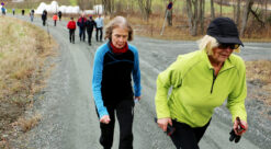 Bilde av flere eldre som er ute og treninger.
