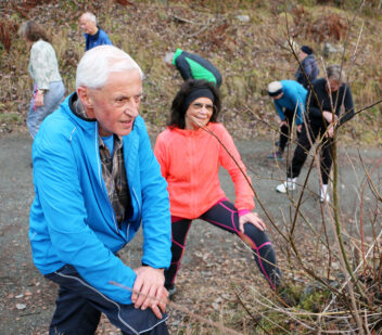 Foo av eldre mennesker som er ute og trener.