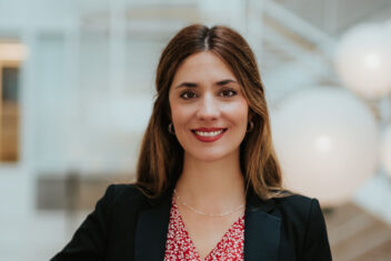 Portrett av kvinne med mørkt hår. Bilde tila rtikkel om helsepersonell og rusbruk