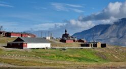 Arter. Bildet er av en gård i Longyearbyen.