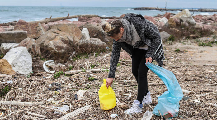 Miljøgifter. Bildet viser person som plukker søppel i fjæra