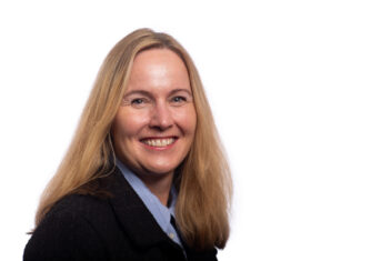 Portrettbilde av smilende kvinne med blondt langt hår. Bilde til sak om helsepersonell og rusbruk