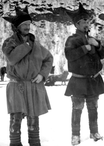 Foto av to samiske menn i tradisjonelle klær.