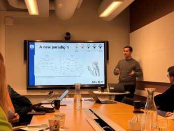 Bildet viser stipendiat Aashish Adhikari presentere foran en skjerm.