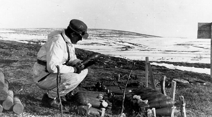 Bildet viser håndtering av ammunisjon som skal dumpes.