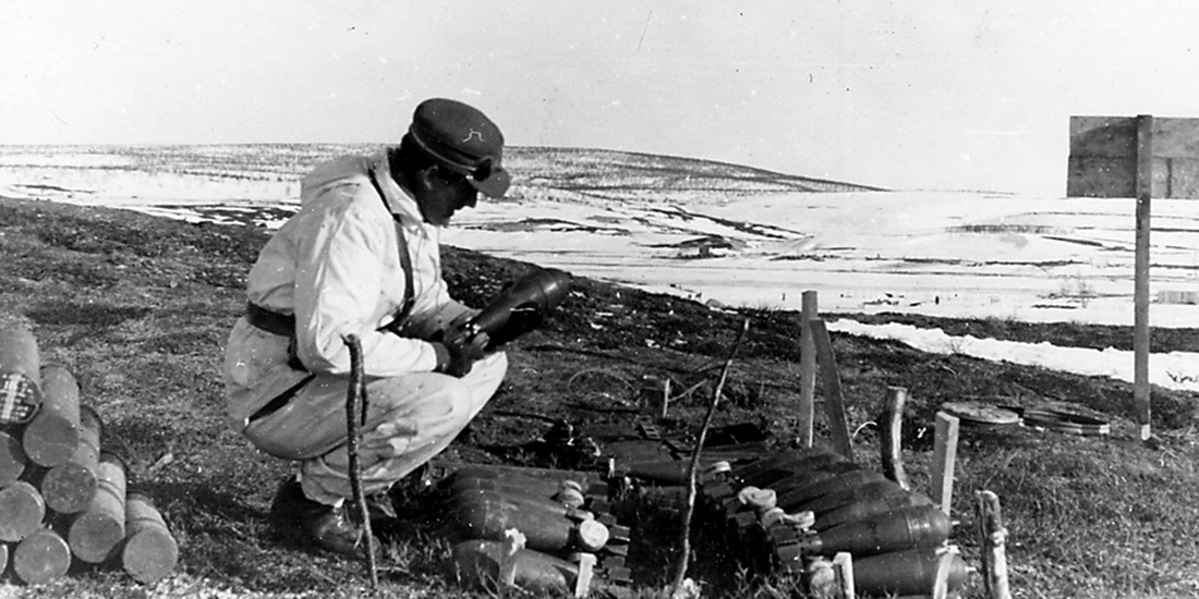 Bildet viser håndtering av ammunisjon som skal dumpes.