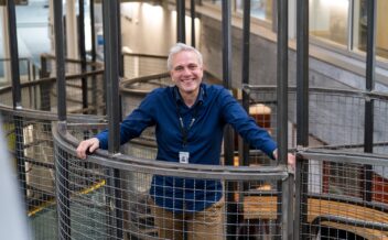 Is. Bildet viser Are Strandlie innendørs.