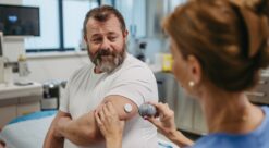 BIldet viser en pasient med diabetes hos lege.