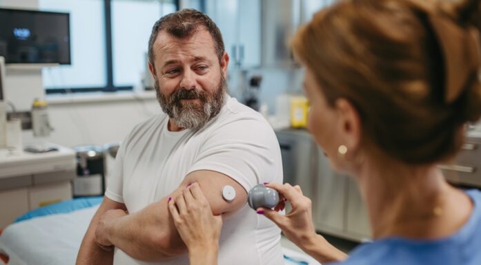 BIldet viser en pasient med diabetes hos lege.