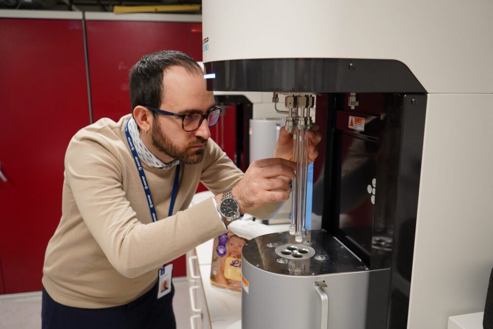 Forsker Roberto Mennitto ved det nyinnkjøpte utstyret for avansert vanntesting. Foto: William Husby Hoven/SINTEF