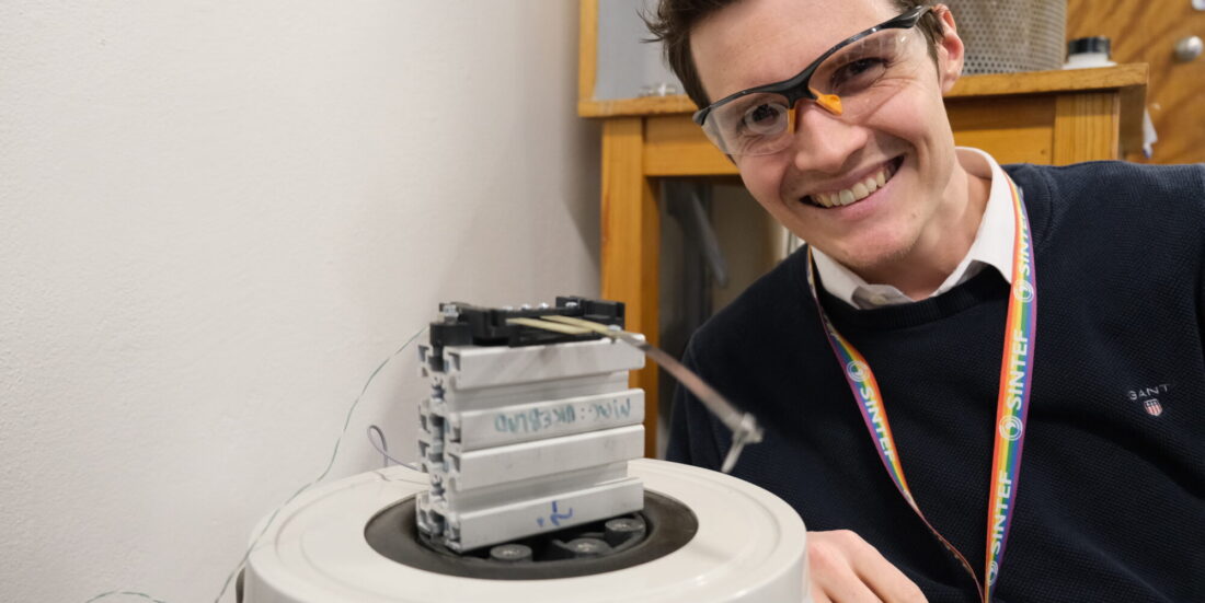 SINTEF forsker Nikolai Helth Gaukås i lab. Han forsker på vibrasjoner som energikilde. Foto: Emma Sæther