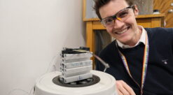 SINTEF forsker Nikolai Helth Gaukås i lab. Han forsker på vibrasjoner som energikilde. Foto: Emma Sæther