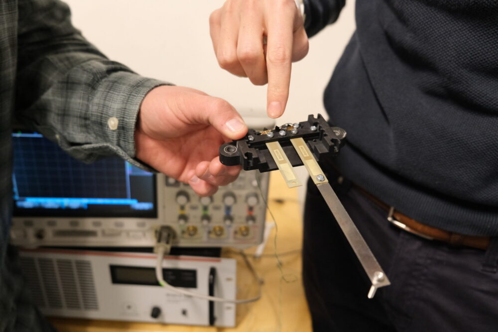 Denne dingsen fanger vibrasjoner - og gjør dem om til energi. Foto: Emma Sæther