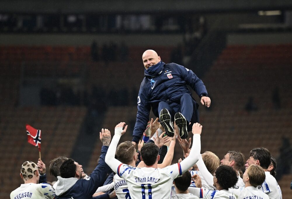 Bildet viser Ståle Solbakken som kastes i været etter borteseieren mot Italia i VM-kvalifiseringen.