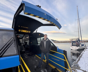 Bilde av en mann som går ombord i en båt.