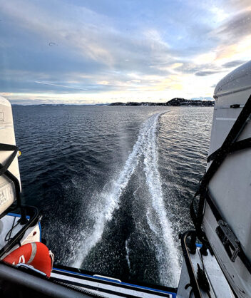 Foto av en fartsstripe i sjøen. 