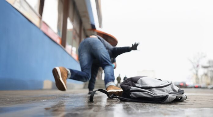 Is. Bildet viser en person som faller på isen.