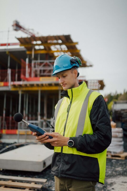 Karl Henrik Ejdfors og Norsonic leverer måleutstyr blant annet på byggeplasser og i havner. (Foto: Norsonic)