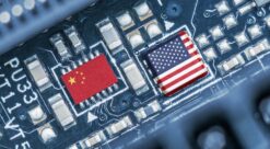 Kildekode. Illustrasjonen viser et kinesisk og et amerikansk flagg inne i en datamaskin.