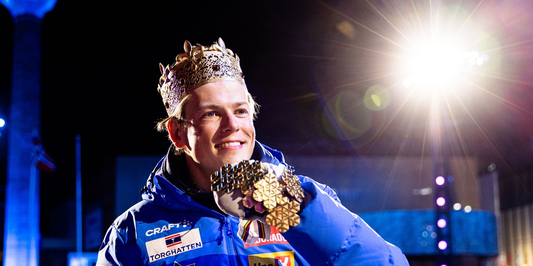 Bildet viser Johannes Høsflot Klæbo med seks gull rundt halsen.