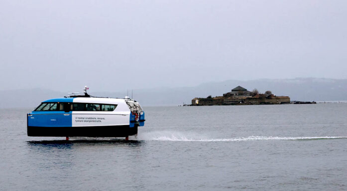 Foto av en båt på fjorden.
