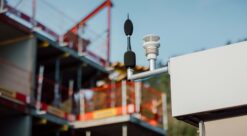 Slik ser det ut når lyden skal overvåkes på en byggeplass. (Foto: Norsonic)