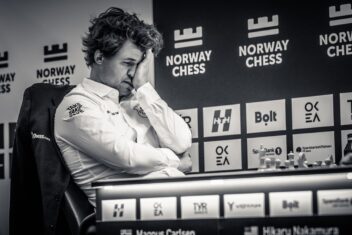 Vinner. Magnus Carlsen ser betenkt ut ved brettet.