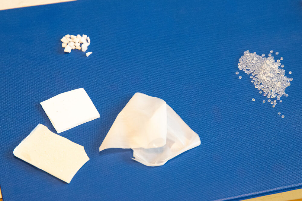 Forskningsprosjektet har testet ulike materialer for vanninnhøsting. Øverst til venstre den første polymeren som ble testet, nederst til venstre en 3Dprintet og laminert polymer for vanninnhøsting, og til høyre kuler fra referansematerialet silica gel. Foto: SINTEF