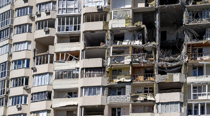 Bildet viser en blokk i Ukraina som er bombet i stykker.