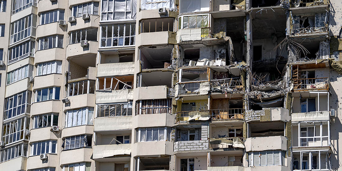 Bildet viser en blokk i Ukraina som er bombet i stykker.