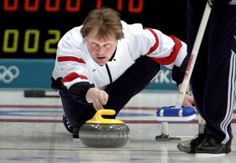 Vinner. Bildet viser Pål Trulsen som setter en sten under OL.