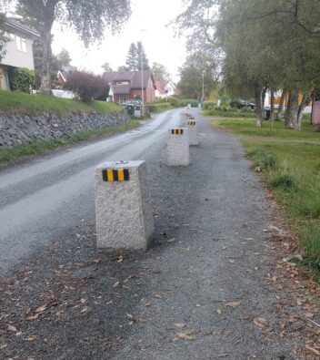 Bildet viser store steiner i veien som danner et midlertidig sykkelfelt.