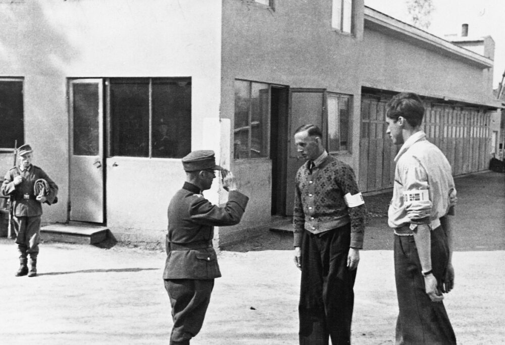 Bildet fra Raufoss i 1945 viser overleveringen av fabrikken på Raufoss til nordmennene.