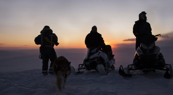 Stjerner. Bildet viser tre reindriftssamer om natten.