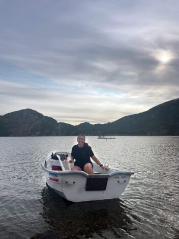 Raudåte. Bildet viser Sidonie Rousseau i en robåt.